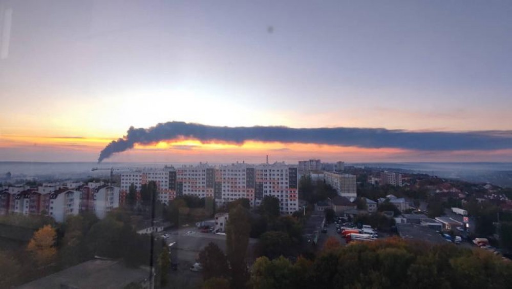 FOTO // Incendiul care a băgat în sperieți chișinăuienii: Gunoiștea aparține unui agent economic privat